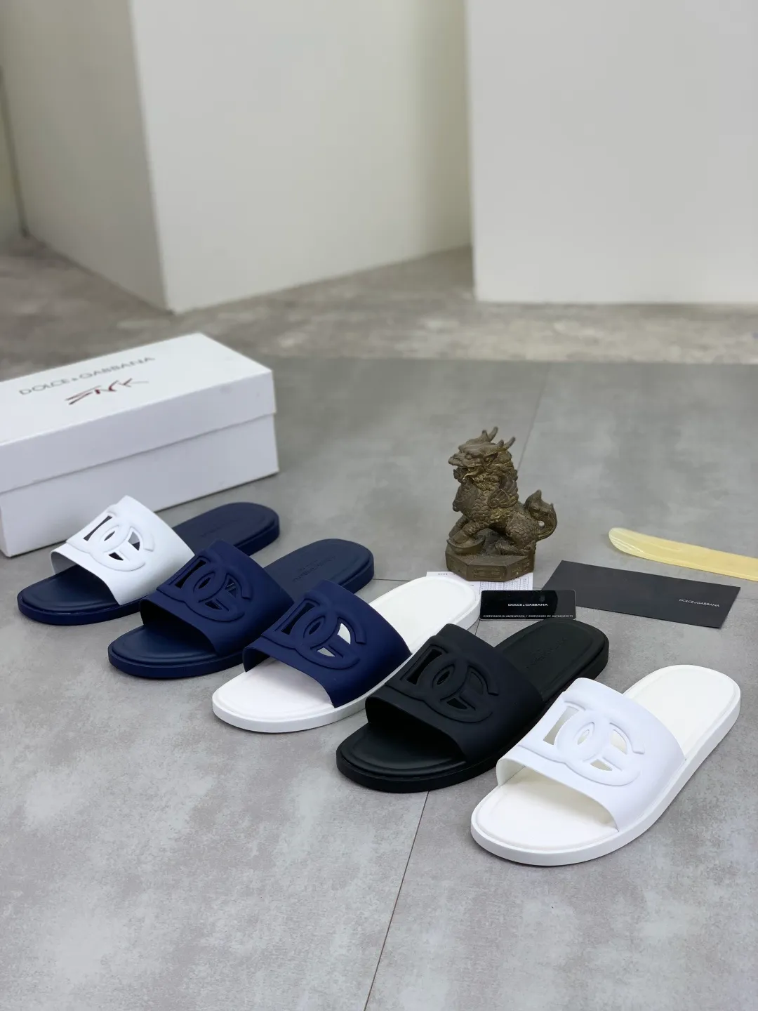 Men's shoes 💰P280 [New model] 💰High-quality slippers💎💎💎 DG official website synchronizes the latest slippers🩴 The highest version on the market, accept material comparison, shoe type comparison, process comparison, practical and textured, versatile and suitable for any occasion, the more you look at it, the more flavorful it becomes. Purely handmade craftsmanship - Upper material, calfskin imported from Italy 🇮🇹 - High-quality water-dyed sheepskin lining - Original high-quality private model customized combination outsole (super comfortable) -Size: 38-45 Color: 5️⃣ colors available